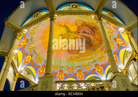 POCHAYIV, UKRAINE - 29. AUGUST 2017: Das wunderschöne Gemälde auf der Kuppel des Sommeraltars in Pochayiv Lawra, das die Dreifaltigkeit darstellt Stockfoto