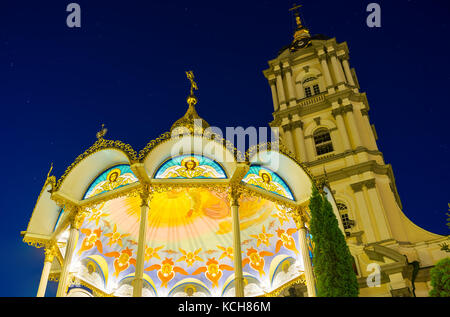POCHAYIV, UKRAINE - 29. AUGUST 2017: Der Blick auf den Sommeraltar und den Glockenturm des Pochayiv Lavra Klosters in heller Beleuchtung Stockfoto