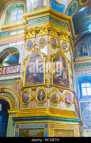 POCHAYIV, UKRAINE - 30. AUGUST 2017: Die Kathedrale der Heiligen Dormition ist reich mit Fresken und zahlreichen Ikonen in vergoldeten Rahmen, Pochayiv Lavra, verziert Stockfoto