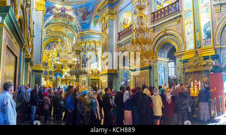 POCHAYIV, UKRAINE - 30. AUGUST 2017: Eine riesige Schlange von Gemeindemitgliedern im Gebetssaal der Dormition Cathedral, Pochayiv Lawra, am 30. August in Pochayiv. Stockfoto