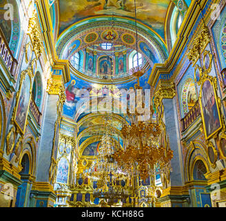 POCHAYIV, UKRAINE - 30. AUGUST 2017: Innenraum der Kathedrale zur Heiligen Dormition mit gewölbter Decke mit Fresken, Kloster Pochayiv Lavra Stockfoto