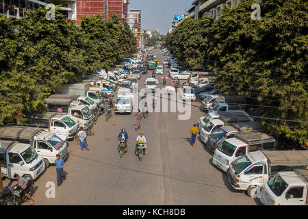 MANDALAY, MYANMAR - 13. JANUAR 2016: Seitenstraßen mit geparkten Minivans auf dem Markt in Mandalay, Myanmar am 13. Januar 2016. Stockfoto