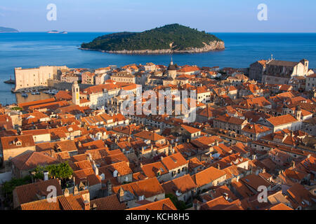 Blick von der Stadtmauer Gehweg, Altstadt, Dubrovnik, Kroatien Stockfoto