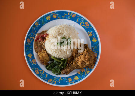 Indonesischen essen Küche namens 'Nasi Ayam penyet' Stockfoto