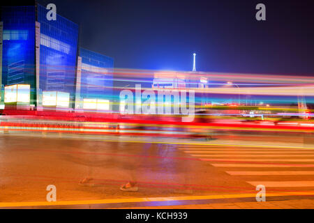 Leichte Wanderwege auf der modernen Stadt Straße bei Nacht Stockfoto