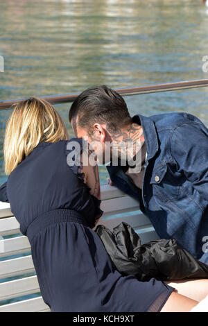 Ein junges Paar auf einem Boot zusammen lehnend. jungen Liebhaber auf einer Bootsfahrt in Griechenland. Stark tätowiert Mann und Frau. Stockfoto