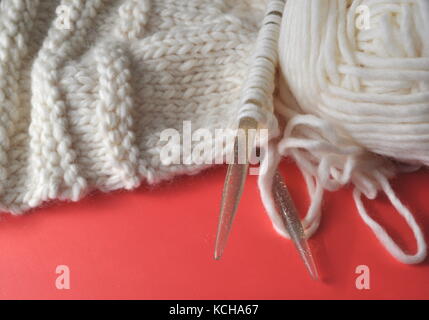 Weiße Schafe Wolle Garn in einen gestrickten handgefertigte wearable Produkt. stricken - ein kreatives Hobby. Stockfoto