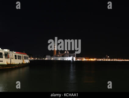 Kirche des heiligen Haupttouristenattraktionen entfernt in der Lagune von Venedig bei Nacht und das Boot von Adria verschoben Stockfoto