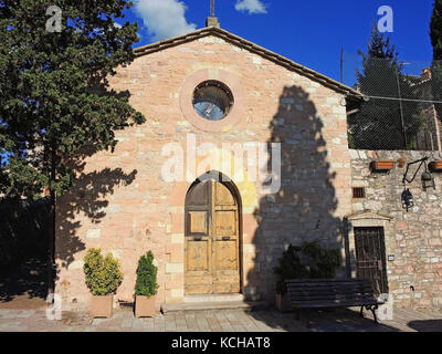 Assisi, Italien. Blick auf die Straßen der Altstadt, die zum UNESCO-Weltkulturerbe Stockfoto
