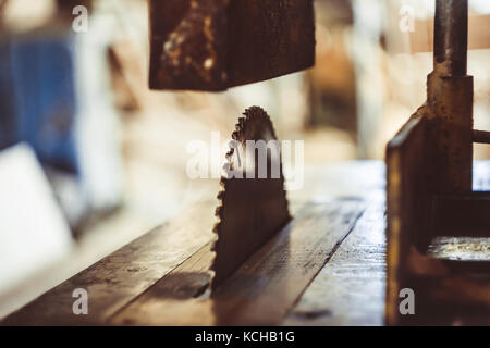 Werkzeuge in der Werkstatt. Sägemehl auf dem Desktop. Drehmaschine arbeiten Stockfoto