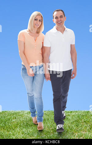 Portrait von Liebenden glücklichen Paare im Garten Stockfoto