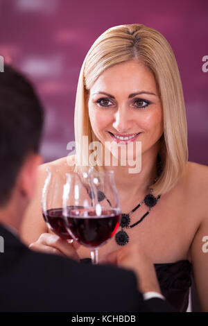 Wunderschöne Brautpaar Essen und Wein im Restaurant Stockfoto