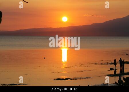 Silhouetten von Menschen genießen die tropische Sommer Sonnenuntergang in der berühmten Insel Boracay auf den Philippinen Stockfoto
