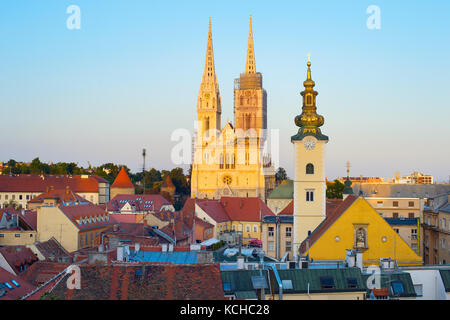 Blick auf Kathedrale von Zagreb bei Sonnenuntergang., Zagreb, Kroatien. Stockfoto