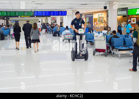 Bangkok, Thailand - 13. Januar 2017: Passagiere im Warteraum in der Don Mueang Airport. Der Flughafen als Asien älteste zu sein airpo Stockfoto