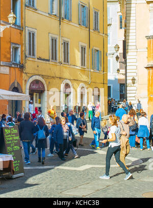 Rom, Italien, 01.November 2016: Menschen zu Fuß in der Altstadt von Rom Rom ist die 3 meistbesuchten Stadt der EU, nach London und Paris, und Receiv Stockfoto