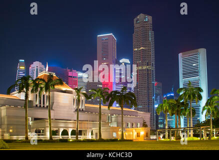Blick auf Singapur Parlamentsgebäude bei Nacht. Singapore Downtown auf dem Hintergrund. Stockfoto