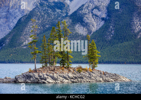 Rocky Island auf dem Lake Minnewanka, Banff National Park, Alberta, Kanada Stockfoto