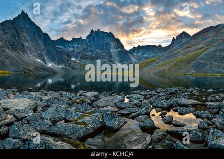 Sonnenuntergang Grizzly Lake, Tombstone Territorial Park, Yukon, Kanada Stockfoto