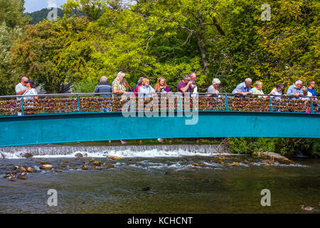 Liebe Locks auf die Fußgängerbrücke über den Fluss Wye, Bakewell, Derbyshire Stockfoto