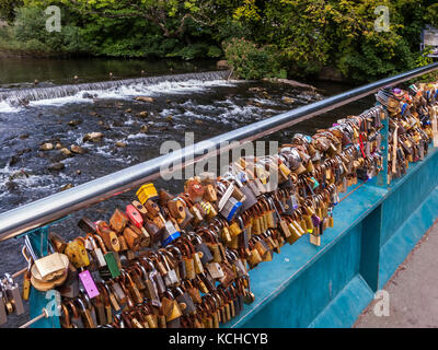 Liebe Locks auf die Fußgängerbrücke über den Fluss Wye, Bakewell, Derbyshire, close-up Stockfoto