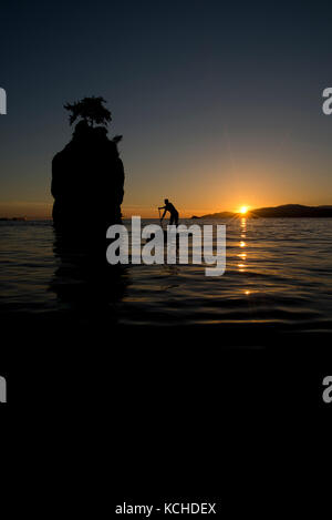 Stand Up Paddle Boarding (SUP) um Siwash Rock, Stanley Park, Vancouver, British Columbia. Stockfoto