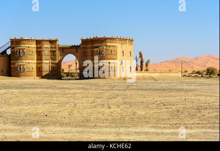 Merzouga, Marokko - Jan 6, 2017: Blick auf Hotel Ksar Bicha in der Nähe von Dünen Erg Chebbi in der Sahara Stockfoto