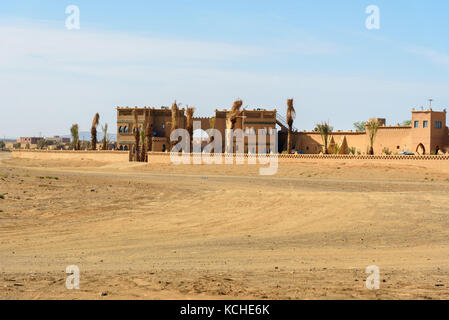 Merzouga, Marokko - Jan 6, 2017: Blick auf Hotel Ksar Bicha in der Nähe von Dünen Erg Chebbi in der Sahara Stockfoto