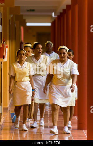 Punta Cana, Dominikanische Republik, 12. Dezember 2014: Die Zimmermädchen in den einheitlichen folgen Sie dem Gang. Stockfoto