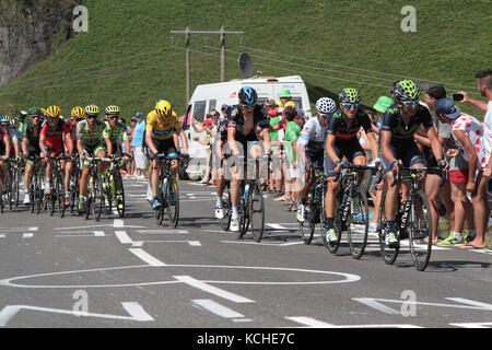 PIERRE SAINT-MARTIN, FRANKREICH, 14. Juli 2015 : das Hauptfeld der Favoriten verfolgt die Spitzenpolitiker in der letzten Steigung der Etappe der Tour de France 10th Stockfoto