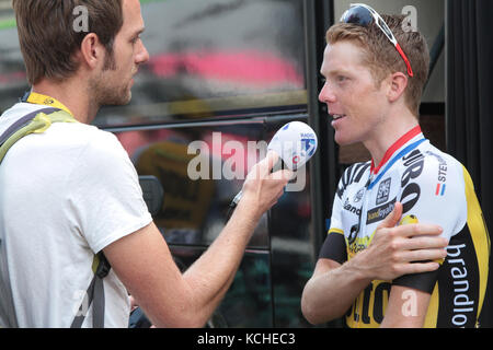 PAU, FRANKREICH, 15. Juli 2015 : Interview mit Steven KRUIJSWIJK beim „Village Deart“ des Radrennens der Tour de France. Stockfoto