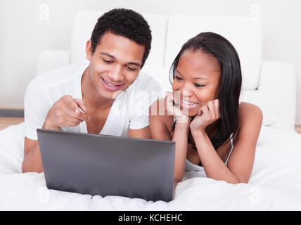 Porträt eines jungen Paares am Notebook suchen Stockfoto
