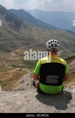TOURMALET, FRANKREICH, 16. Juli 2015 : Ein Radfahrer ruht am Pass und blickt auf die Landschaft. Col du Tourmalet ist der höchste asphaltierte Pass im F Stockfoto