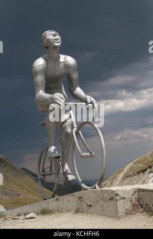 TOURMALET, FRANKREICH, 16. Juli 2015 : die Statue erinnert an den ersten Fahrer über dem Pass, der Octave Lapize war, und fuhr fort, das gelbe Trikot einzufordern Stockfoto