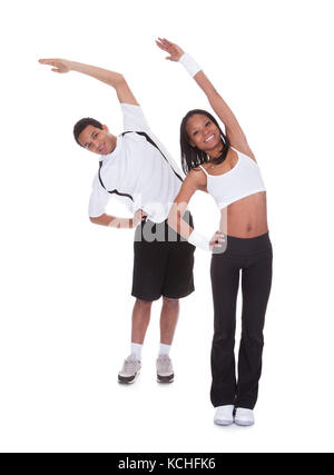 Porträt des jungen Paares Ausübung Over White Background Stockfoto