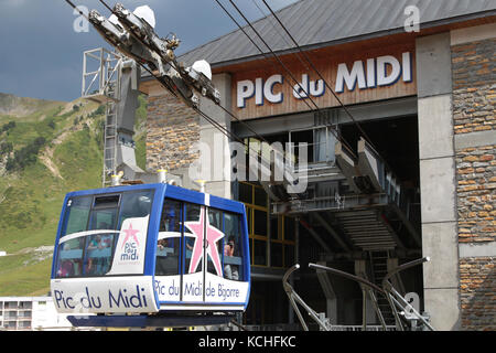 LA MONGIE, FRANKREICH, 16. Juli 2015 : die beliebte Seilbahnverbindung zum Pic du Midi de Bigorre (2872 m), auf dessen Gipfel sich ein Observato aus dem 19th. Jahrhundert befindet Stockfoto