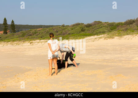 Zwei Damen, die Ausübung ihrer Hunde am frühen Morgen auf Boomerang Strand, Mitte der Nordküste von New South Wales, Australien Stockfoto
