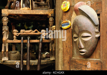 Afrikanische hanmade Souvenirs und Kunsthandwerk in Souvenir shop in Tansania Stockfoto