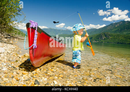 Ein Kleinkind chuckin' eine Angelschnur auf slocan Lake, BC Stockfoto