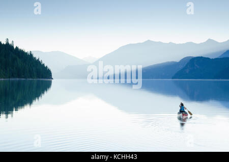 Früh am Morgen Paddel auf slocan Lake, Kootenays, BC Stockfoto