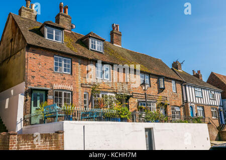 Reihe der alten traditionellen Zeitraum aus rotem Backstein Cottages in Hastings Fischerdorf Stockfoto