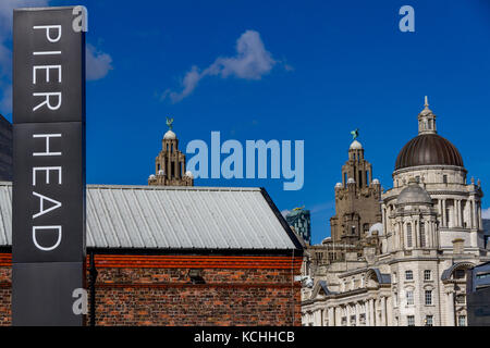 Das Royal Liver Building & Hafen von Liverpool Building, Pier Head, Liverpool, Merseyside, UK Stockfoto