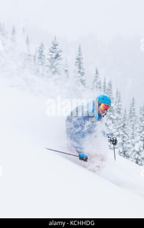 Ein backcountry Skier leckte sich die Lippen bei Skeena Cat - Skifahren, Smithers, BC Stockfoto