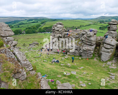 Kletterer auf Hound Tor, Houndtor, Dartmoor National Park Stockfoto