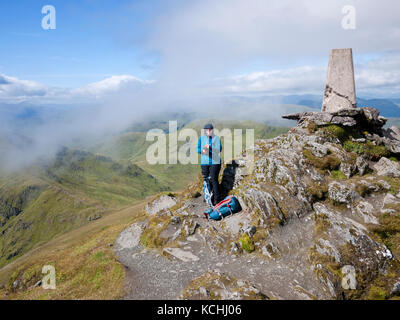 Weibliche Hill Wanderer auf dem Gipfel des Ben Lawers, Munro in Perthshire, Schottland Stockfoto