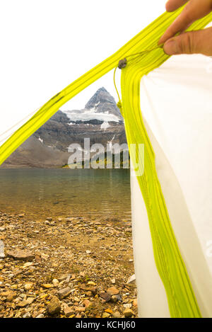 Entpacken der Zelt beim Camping vor Mt. Assiniboine Stockfoto