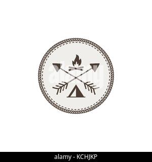 Aktivität im Freien Patch. Abenteuer Symbol mit Lagerfeuer und Zelt. Vektor Illustration auf weißem Hintergrund Stock Vektor