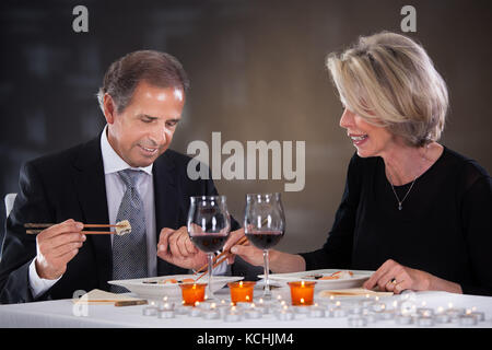 Gerne reifes Paar beim Sushi in einem Restaurant Stockfoto