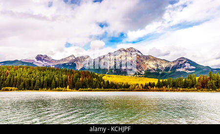 Pyramid Lake mit Pyramid Mountain im Jasper National Park in den kanadischen Rockies an einem kalten Septembertag im Jahr 2015 Stockfoto