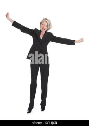 Portrait von Angeregten Geschäftsfrau hand auf weißem Hintergrund Stockfoto